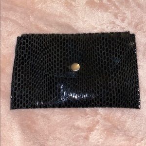 BLACK CROSSBODY WALLET